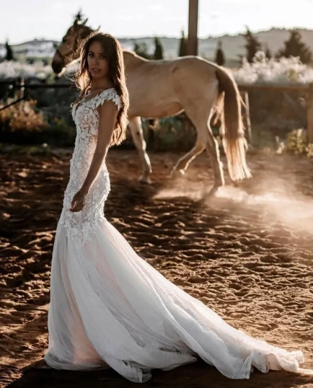 Elegant Sleeveless Mermaid Lace Wedding Dresses V-neck Design